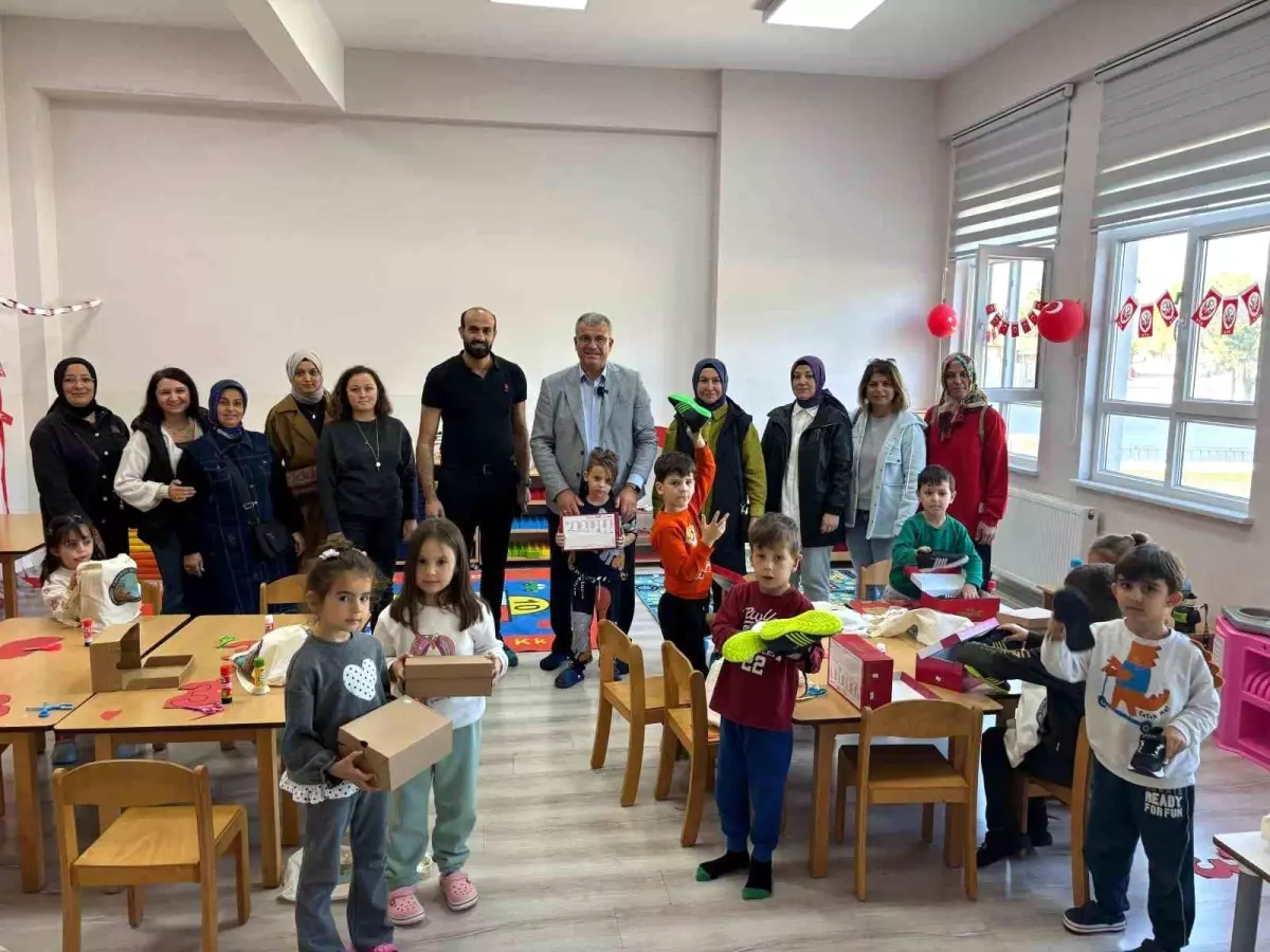 Karabiga Belediye Başkanı’ndan Öğrencilere Spor Ayakkabı Hediyesi