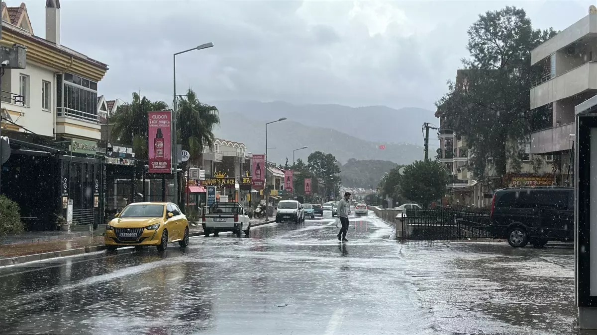 Marmaris’te Sağinak Etkili Oldu, Cadde ve Sokaklar Suyla Doldu