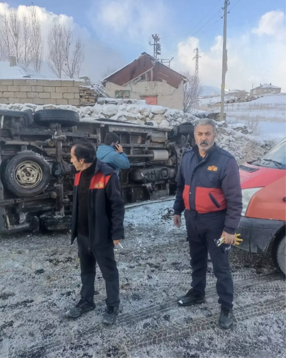 Yüksekova’da Öğretmenleri Taşıyan Minibüs Devrildi: 12 Yaralı