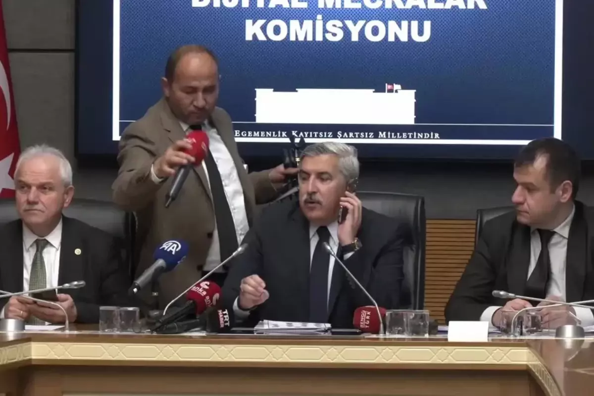 Meclis’te ‘açık mikrofon’ kazası! AK Partili başkan böyle sitem etti