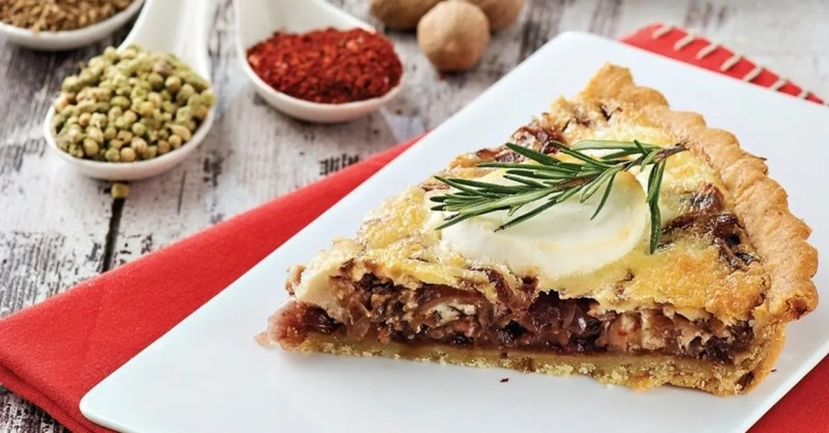 Baharatlı ve kırmızı soğanlı tart